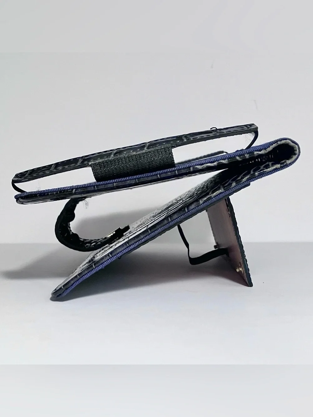 LEVENGER Leather iPAD MINI Faux Crococdile CARRYING CASE / Fold In Display Stand